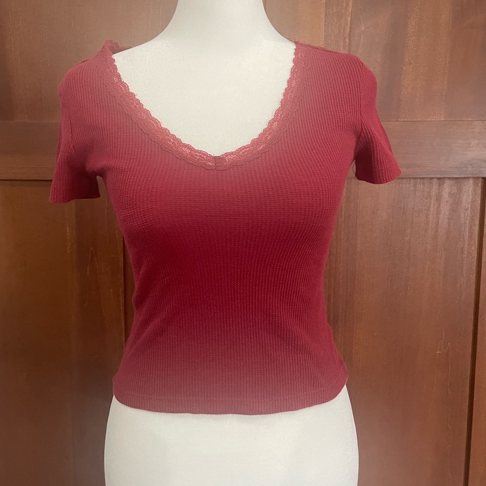 SO Women's Red Short Sleeve V-Neck Top